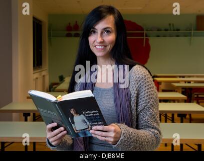 Berlin, Deutschland. 25. November 2013. Der Star der Reality TV Show "super Nanny" Katharina Saalfrank, posiert mit ihrem Buch "Du Bist Ok, so Wie du Bist" (lit. du bist wie du bist ok) vor einer Lesung an der Anne-Spohie-Schule in Berlin, Deutschland, 25. November 2013. Der Pädagoge stellt ihr Buch zum ersten Mal Eltern Lehrer an der Schule. Foto: SOEREN STACHE/Dpa/Alamy Live News Stockfoto