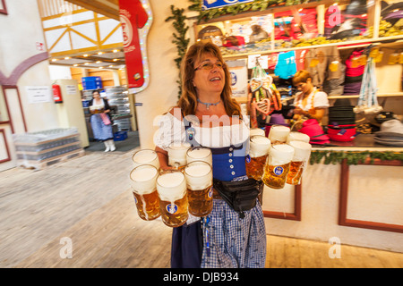 Deutschland, Bayern, München, Oktoberfest, Kellnerin mit Bierkrüge Stockfoto