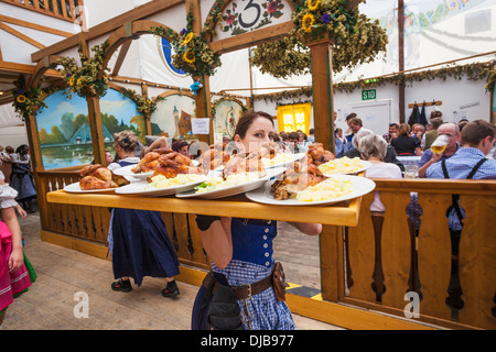 Deutschland, Bayern, München, Oktoberfest, Kellnerin mit Essen Platten Stockfoto