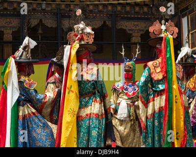 Bhutan, Phobjika, Gangte Goemba Tsechu Festivals Tänzer im Innenhof Stockfoto