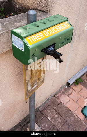 Dipensing Maschine mit kostenlose Taschen für die Sammlung und Entsorgung von Hund Kot auf Bürgersteig in Frankreich. Stockfoto