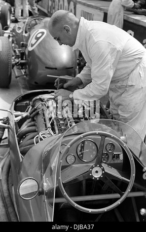 Ein Mechaniker arbeiten an Aston Martin DBR5 Autos in der Boxengasse beim britischen GP, Silverstone, England 16. Juli 1960. Stockfoto