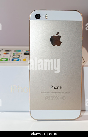 iPhone 5 s Gold gelehnt auf Box Rückansicht Stockfoto