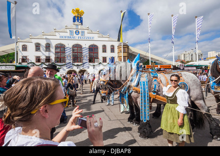 Deutschland, Bayern, München, Oktoberfest, Frau posiert mit Pferden in Festival Livree gekleidet Stockfoto