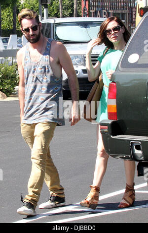 Davey Detail und Rose McGowan Rose McGowan unterwegs mit ihrem Freund in West Hollywood Los Angeles, Kalifornien - 15.09.12 Stockfoto