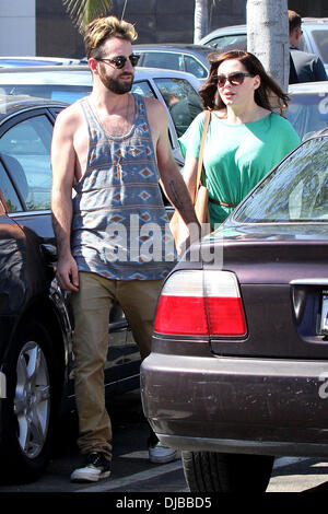 Davey Detail und Rose McGowan Rose McGowan unterwegs mit ihrem Freund in West Hollywood Los Angeles, Kalifornien - 15.09.12 Stockfoto