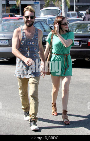 Davey Detail und Rose McGowan Rose McGowan unterwegs mit ihrem Freund in West Hollywood Los Angeles, Kalifornien - 15.09.12 Stockfoto