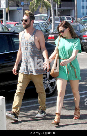 Davey Detail und Rose McGowan Rose McGowan unterwegs mit ihrem Freund in West Hollywood Los Angeles, Kalifornien - 15.09.12 Stockfoto
