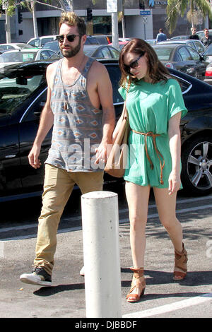 Davey Detail und Rose McGowan Rose McGowan unterwegs mit ihrem Freund in West Hollywood Los Angeles, Kalifornien - 15.09.12 Stockfoto