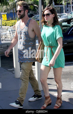 Davey Detail und Rose McGowan Rose McGowan unterwegs mit ihrem Freund in West Hollywood Los Angeles, Kalifornien - 15.09.12 Stockfoto