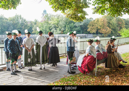 Deutschland, Bayern, München, Oktoberfest-Parade, Gruppe in bayrischer Tracht gekleidet Stockfoto