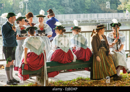 Deutschland, Bayern, München, Oktoberfest-Parade, Gruppe in bayrischer Tracht gekleidet Stockfoto