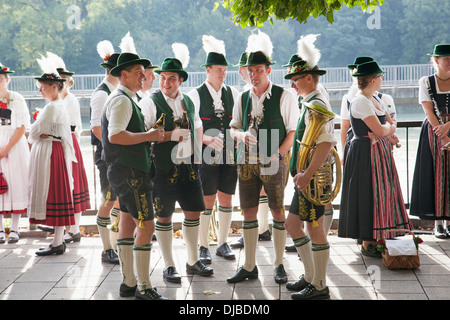 Deutschland, Bayern, München, Oktoberfest-Parade, Gruppe in bayrischer Tracht gekleidet Stockfoto