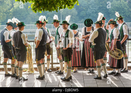 Deutschland, Bayern, München, Oktoberfest-Parade, Gruppe in bayrischer Tracht gekleidet Stockfoto