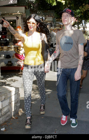 Kat Von D und Freund Deadmau5 gesehen, nach dem Mittagessen in The Grove Los Angeles, Kalifornien - 20.09.12 einkaufen Stockfoto