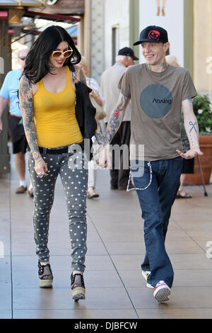 Kat Von D und Freund Deadmau5 gesehen, nach dem Mittagessen in The Grove Los Angeles, Kalifornien - 20.09.12 einkaufen Stockfoto