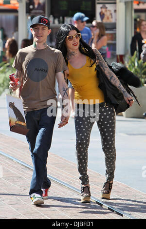 Kat Von D und Freund Deadmau5 gesehen, nach dem Mittagessen in The Grove Los Angeles, Kalifornien - 20.09.12 einkaufen Stockfoto