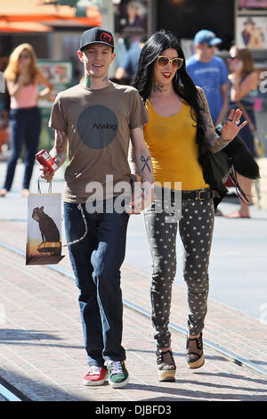 Kat Von D und Freund Deadmau5 gesehen, nach dem Mittagessen in The Grove Los Angeles, Kalifornien - 20.09.12 einkaufen Stockfoto