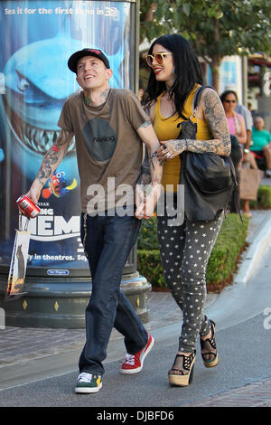 Kat Von D und Freund Deadmau5 gesehen, nach dem Mittagessen in The Grove Los Angeles, Kalifornien - 20.09.12 einkaufen Stockfoto