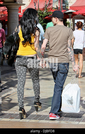 Kat Von D und Freund Deadmau5 gesehen, nach dem Mittagessen in The Grove Los Angeles, Kalifornien - 20.09.12 einkaufen Stockfoto