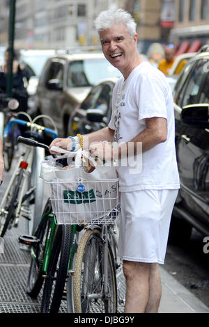 David Byrne ehemaligen Talking Heads-Frontmann kehrt in sein Fahrrad mit Lebensmittel, nach dem Einkauf auf ganze Lebensmittel Markt New York City, USA - 02.09.12