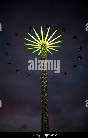 Der "Star Flyer", eine 60 Meter hohe Kettenkarussell fahren 2013 Weihnachtsmarkt in Edinburgh, Schottland Stockfoto