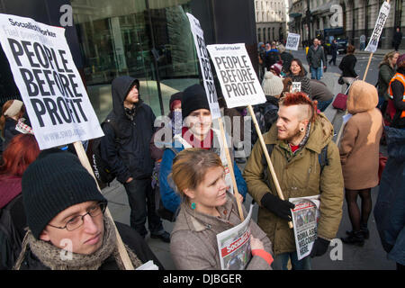 London, UK. 26. November 2013. . Brennstoff Armut Action, besetzen London und behinderten Menschen gegen Kürzungen Protest außerhalb der Londoner Zentrale von Npower gegen scharfe erhebt sich in Energie und Heizkosten und eine angebliche 31.000 Todesfälle infolge Energiearmut. Bildnachweis: Paul Davey/Alamy Live-Nachrichten Stockfoto