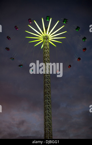 Der "Star Flyer", eine 60 Meter hohe Kettenkarussell fahren 2013 Weihnachtsmarkt in Edinburgh, Schottland Stockfoto