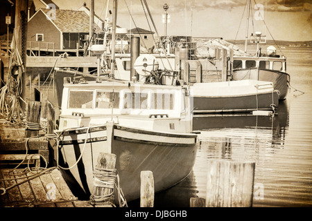 Vintage Darstellung der Angelboote/Fischerboote in Peggys Cove, Nova Scotia, Kanada. Düstere Look mit Sepia-Tonung. Stockfoto