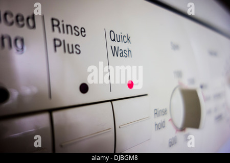 Nahaufnahme von Waschmaschine Bedienfeld, UK Stockfoto
