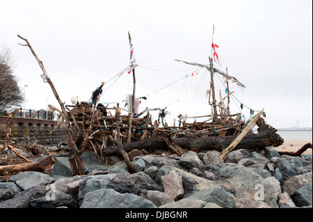 Piratenschiff aus Schwemmholz Treibholz am Strand gebaut Stockfoto