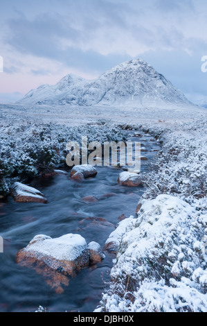 Fluß Etive und Buachaille Etive Mor im Winter im Morgengrauen, Glencoe, Schottisches Hochland, Schottland Stockfoto