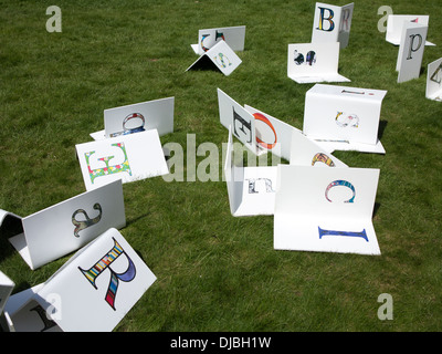 Zufällige Buchstaben verbreiten nach dem Zufallsprinzip auf Rasen durcheinander Stockfoto