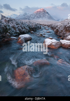 Der Fluß Etive und der legendäre Berg der Buachaille Etive Mor im Morgengrauen in Winter, Glencoe, Schottisches Hochland, Schottland Stockfoto