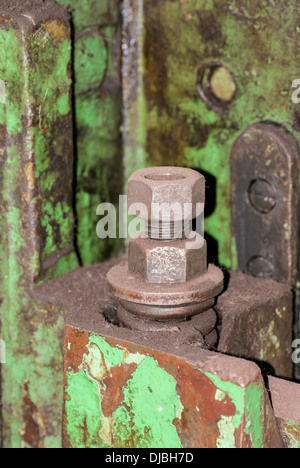 Alte Metall-Konstruktion verklebt, Bolzen und Mutter Stockfoto