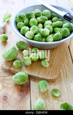 in einer Schüssel essen Roh Rosenkohl Stockfoto