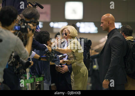 Chiba, Japan. 26. November 2013. Sängerin Lady Gaga kommt am Narita International Airport in Chiba, Japan, etwas außerhalb von Tokio. Gaga ist in Japan um ihr neuestes Album Artpop zu fördern. Bildnachweis: AFLO/Alamy Live-Nachrichten Stockfoto