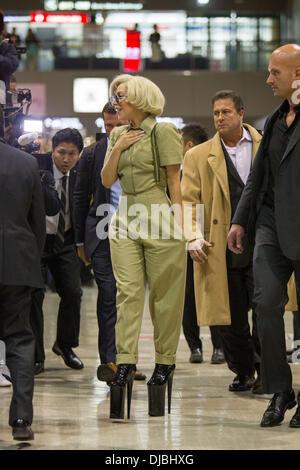 Chiba, Japan. 26. November 2013. Sängerin Lady Gaga kommt am Narita International Airport in Chiba, Japan, etwas außerhalb von Tokio. Gaga ist in Japan um ihr neuestes Album Artpop zu fördern. Bildnachweis: AFLO/Alamy Live-Nachrichten Stockfoto