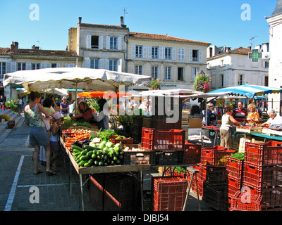 Saint-Jean-d'Angély ist eine Stadt am Fluss Boutonne im Département Charente Maritime Poitou Charente in Frankreich. Stockfoto