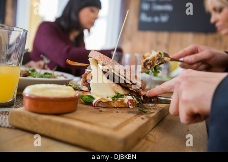 Geschäftsmann mit Burger mit Kollegen Stockfoto