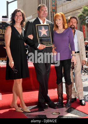 Amy Grant, Vince Gill, Reba McEntire, Tony Brown Vince Gill ist mit einem Stern auf dem Hollywood Walk of Fame geehrt, am Hollywood Boulevard, Los Angeles, Kalifornien - 06.09.12 Stockfoto