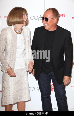 Vogue-Chefredakteurin Anna Wintour und Designer Michael Kors Fashion Night Out 2012 - Macy's New York City, USA-06.09.12 Stockfoto