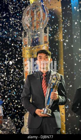 Kuala Lumpur, Malaysia. 26. November 2013. Zheng Zhi China posiert mit seiner Trophäe an der AFC-Spieler des Jahr-Feier in Kuala Lumpur, Malaysia, 26. November 2013. (Xinhua/Chong Voon Chung/Alamy Live-Nachrichten) Stockfoto