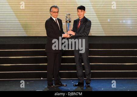 Kuala Lumpur, Malaysia. 26. November 2013. Zheng Zhi (R) von China erhält seine Trophäe von AFC President Shaikh Salman in der AFC-Spieler des Jahr-Feier in Kuala Lumpur, Malaysia, am 26. November 2013. (Xinhua/Chong Voon Chung/Alamy Live-Nachrichten) Stockfoto