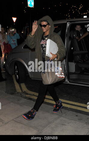 Rihanna in ihrem Hotel ankommen, nachdem sie einen Privatjet nach Luton Airport direkt nahm nach den MTV Video Music Awards gestern Abend in Los Angeles zeigen. Rihanna ist in der Stadt mit Coldplay bei der Abschlussfeier von London 2012 Paralympics Londo durchführen Stockfoto