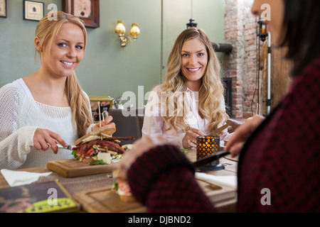 Freundinnen zusammen Essen im Restaurant Stockfoto