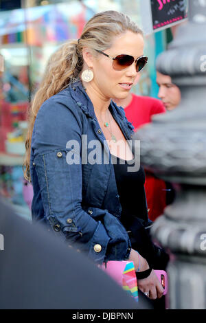 Elizabeth Berkley, die gerade im Juli Stars unterwegs im The Grove Los Angeles, Kalifornien - 08.09.12 gebar Stockfoto