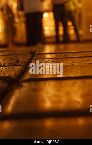 Touristen stehen vor einem Juweliergeschäft in Deira Gold Souk in der Nacht. Dubai, Vereinigte Arabische Emirate. Stockfoto