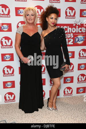 Sue Cleaver und Natalie Gumede die TVChoice Awards 2012 statt im Dorchester Hotel - Ankunft London, England - 10.09.12 Stockfoto