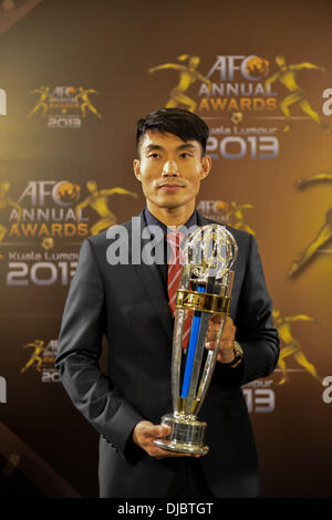 Kuala Lumpur, Malaysia. 26. November 2013. Zheng Zhi China posiert mit seiner Trophäe an der AFC-Spieler des Jahr-Feier in Kuala Lumpur, Malaysia, 26. November 2013. (Xinhua/Chong Voon Chung/Alamy Live-Nachrichten) Stockfoto